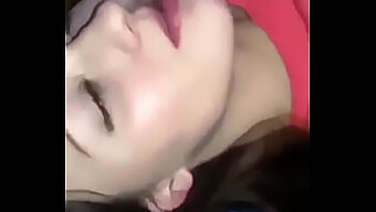 Kekasih Yang Lapar Akan Air Mani Mengambil Blowjob Dalam Video Buatan Sendiri