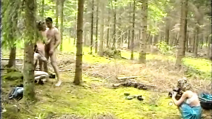 Laetitia'S Tidløse Lokke I Vintage Fransk Milf Video