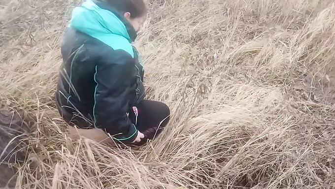 Ukrainischer Teenager Pisst In Der Freien Natur