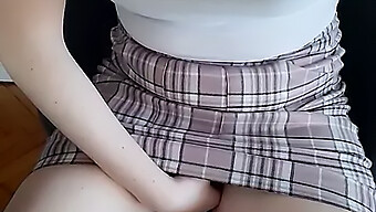 18+ 십대가 오르가즘을 느끼면서 먹고 신음합니다