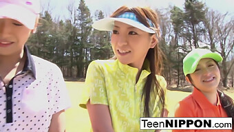 Guarda Due Carine Teenager Asiatiche Giocare A Un Gioco Di Golf Birichino. Non Perdere Questo Video Piccante!