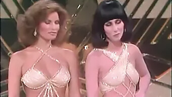 קוגר Raquel Welch ו-Milf בלונדינית Cher בנעלי עקב וינטאג'יות