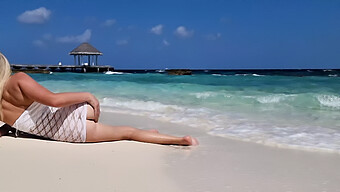 Hete Tiener Met Barebottomed Op Het Strand