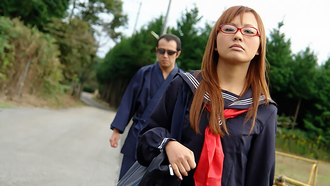 Miu Tamura Gode Di Essere Il Cane Di Punta Da Dietro