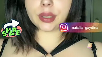 La Milf Rusa Sacude Sus Grandes Tetas Frente A La Cámara