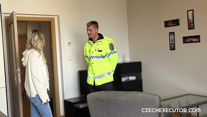 Escort Wird Von Geiler Polizistin Gefickt