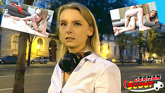 Šukání Roztomilé Teen Na Modelingové Práci