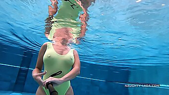 Pov Video Von Der Badebekleidung Meiner Frau Im Öffentlichen Pool