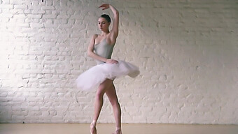 Nữ Vũ Công Ballet Châu Âu Quyến Rũ Trong Bộ Đồ Ngủ Quyến Rũ