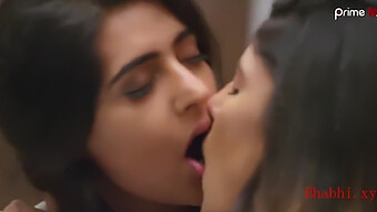 Aktris India Berpayudara Besar Dalam Pertemuan Lesbian Sensual