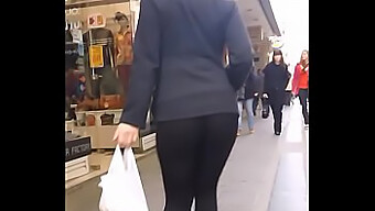 Blond Bomb I Leggings Poserar För Kameran