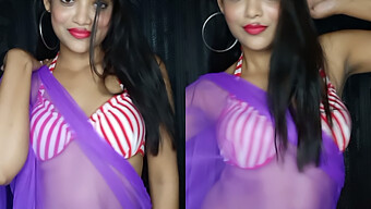 Un Bărbat Indian Păros Face Un Striptease Softcore