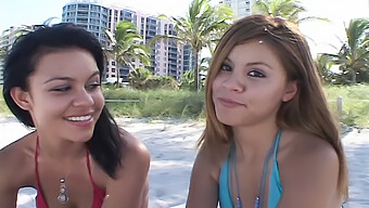 Zwei Junge Mädels Geben Einem Typen Am Strand In Miami Einen Blowjob