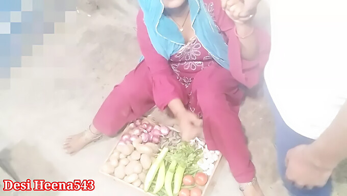 Bhabhi Vende Verduras De Forma Sexy Con Una Sorpresa De Creampie