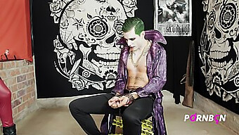 Store Pupper Og Oralsex I En Spansk Pornovideo Med En Joker Og Harley Quinn Cosplay