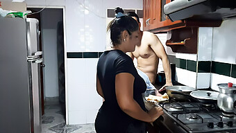 Uma Milf Dá Prazer Oral Quente Ao Enteado Na Cozinha.