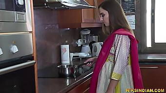 La Femme Desi Se Déshabille Et Suce Dans Une Vidéo De Sexe Anal Indienne