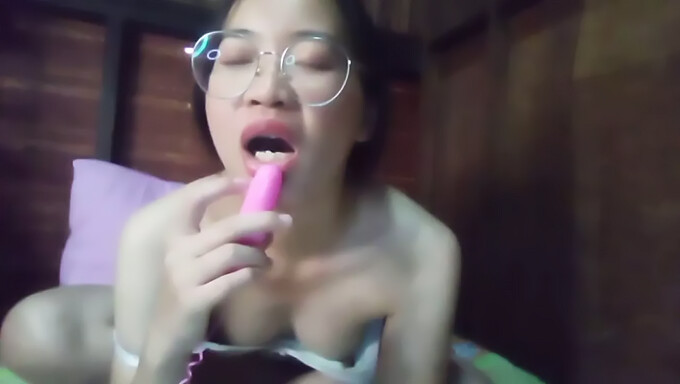 Gadis Asia Yang Lucu Masturbasi Dalam Video Buatan Sendiri