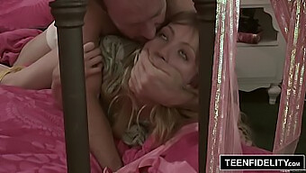 Schattige Blonde Tiener Ivy Wolfe Viert Haar 18e Verjaardag Met Een Creampie