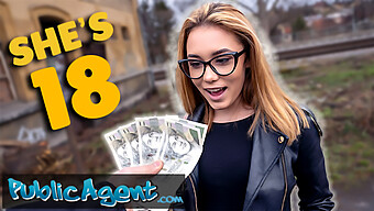 Offentlig Agents 18-Årige Brunette Babe Ved, Hvordan Man Sutter Og Knepper En Stor Pik