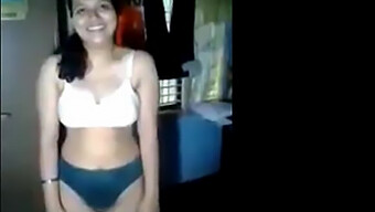 Gadis Kolej India Memamerkan Asetnya Dalam Video Amatur Ini