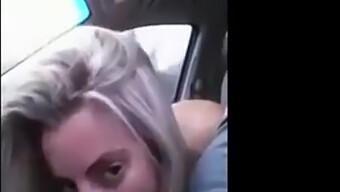 Blonde Babe Geeft Een Zaadslikkende Blowjob In Een Auto