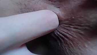 Brincadeira Anal Extrema Em Close-Up E Dedilhado Profundo Com Um Toque Fetichista