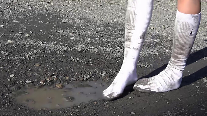 Des Chaussettes Blanches Gorgées De Mud En Noir