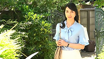 Makiko Tsurukawa, A Esposa, Recebe Uma Gozada Interna Em Sua Primeira Gozada