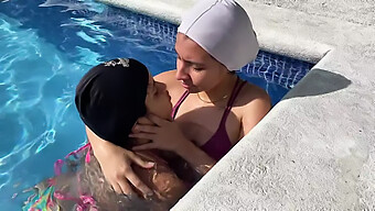 La Esposa India Y Su Amante Bisexual Disfrutan De Un Día Caliente En La Piscina