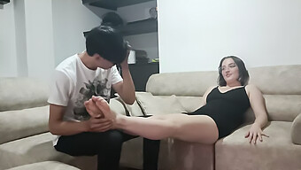 18+ Üniversiteli Kız, Erkek Arkadaşının Arkadaşı Tarafından Boşaltılıyor