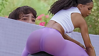 Voyeur Pega Milf Latina De Bunda Grande Fazendo Um Boquete E Se Exercitando Em Um Buraco De Glória