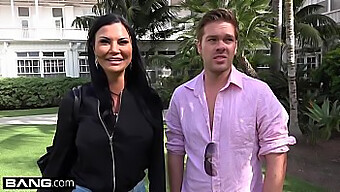 Hnedovláska Jasmine Jae Predvádza Svoje Veľké Prsia A Prepichnutý Klitoris Na Pláži