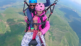 Nasse Muschi Spritzt In Den Wolken Beim Paragliding