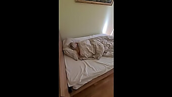 Marido Se Va Al Trabajo, Su Amigo Despierta A Su Esposa Para Divertirse