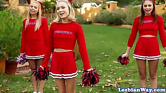 Lesbiske Cheerleaders Nyter En Fireveis Blowjob