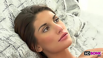 August Ames Érzéki Mellei Teljes Képernyőn Láthatók Ebben A Hd Pornóvideóban.