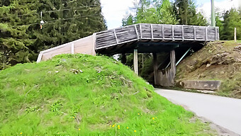 Uma Bunda Monstruosa Faz Uma Punheta Com Um Pau Grande Na Estrada.