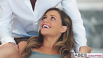 Mia Malkova Y Richie Black En Una Escena Hardcore De Boca Grande