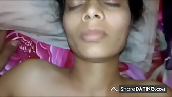 Vidéo Mobiles D'Alka Bhabhi Se Faisant Étirer La Chatte Serrée