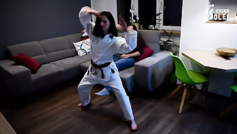 Femdom Karate-Mistress Kvæler Fødderne I Dominans