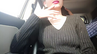 Uma Punheta Sensual Em Um Carro Leva A Uma Gozada