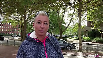 Nemška Zrela Mandy Dobi Globoko Analno Jebanje Na Ulicah