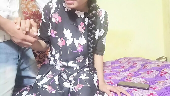 Vú Tự Nhiên Của Bhabhi Ấn Độ Được Đụ Trong Video Hd Này