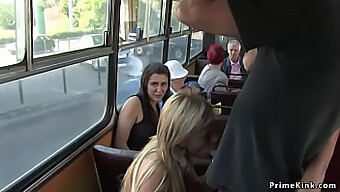 Loira Leva Gozada Na Cara Em Uma Orgia Em Um Ônibus Público