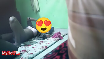 इस छिपे हुए कैमरे वीडियो में 18+ किशोर का बड़ा लंड क्लोज़-अप होता है।