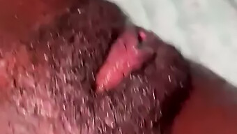 El Orgasmo De Una Chica Negra Es Ininterrumpido Por El Masaje De Coño De Carila