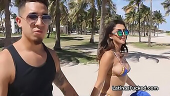 Latina Menakjubkan Dalam Bikini Diliwat Di Pantai.