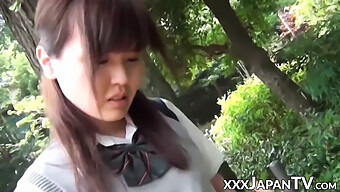 18+ Japans Schoolmeisje Verwent Zichzelf Met Slipje Spelen