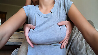 18歳のティーンの巨乳と勃起した乳首が舐められて破壊される